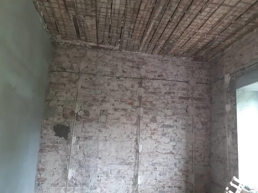 Виконуємо штукатурку стяжку ручним методом. Демонтаж