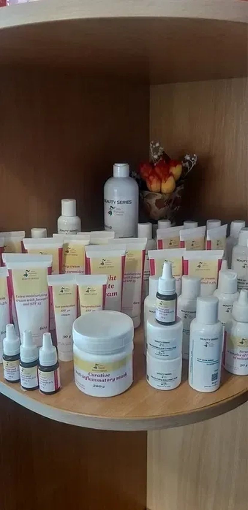 Косметолог очищення пілінг масаж кавітація пресотерапія депіляція