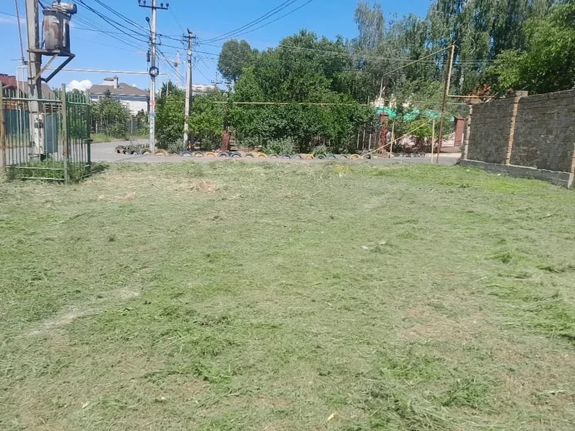 Покіс трави, бур'яну. Прибирання ділянки. Покосити траву. Вивіз сміття