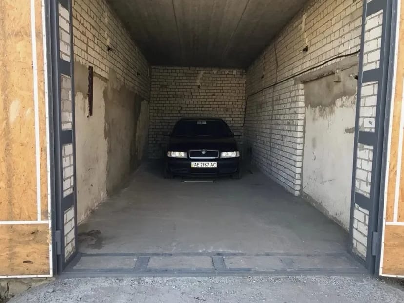 Просторий цегляний гараж з ямою та електрикою