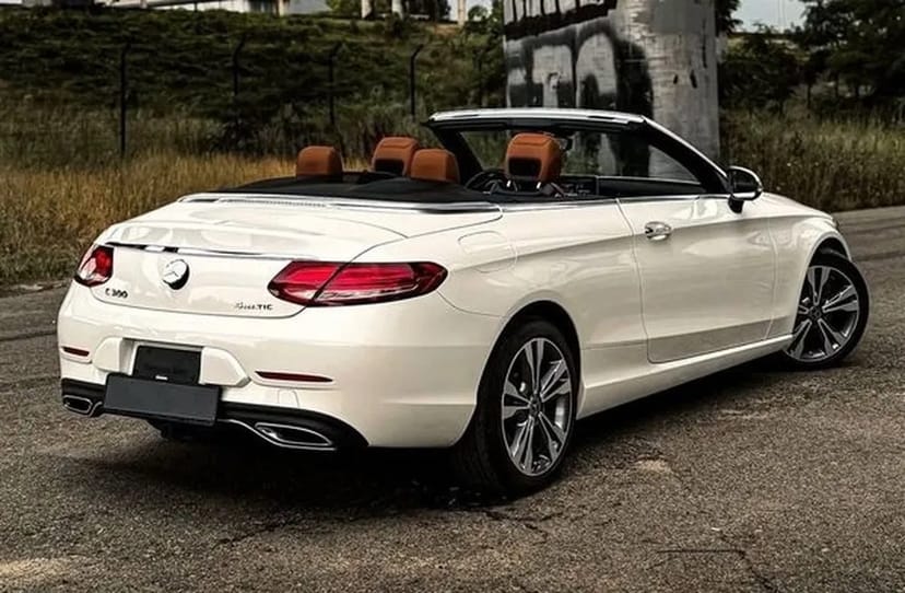 081 Mercedes-Benz C300 Cabrio білий без водія
