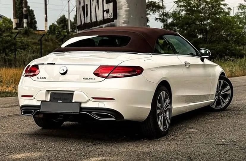 081 Mercedes-Benz C300 Cabrio білий без водія