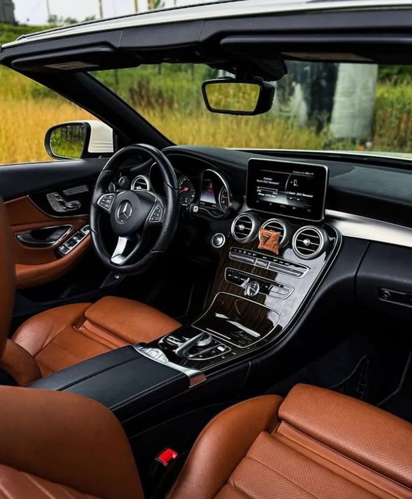 081 Mercedes-Benz C300 Cabrio білий без водія