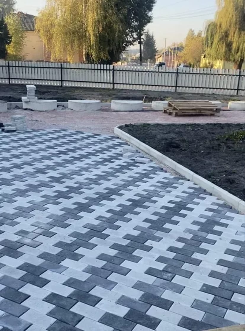 Укладання тротуарної плитки, борту, укладка бруківки.