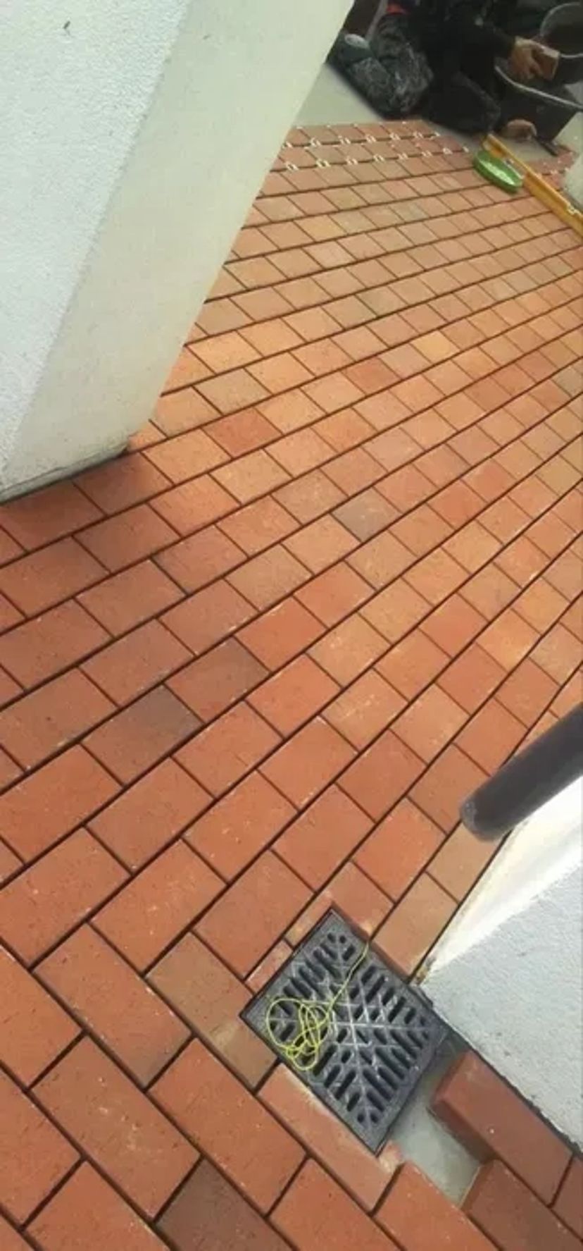 Укладання тротуарної плитки, борту, укладка бруківки.