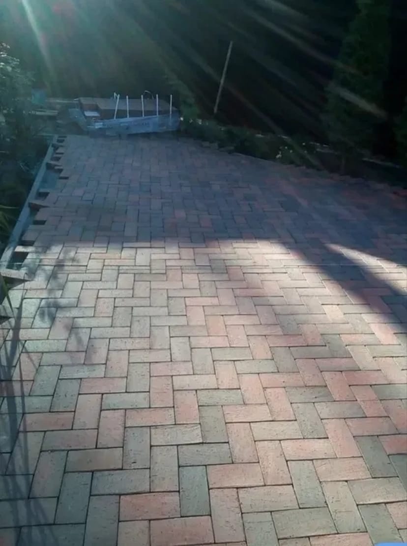 Укладання тротуарної плитки, борту, укладка бруківки.