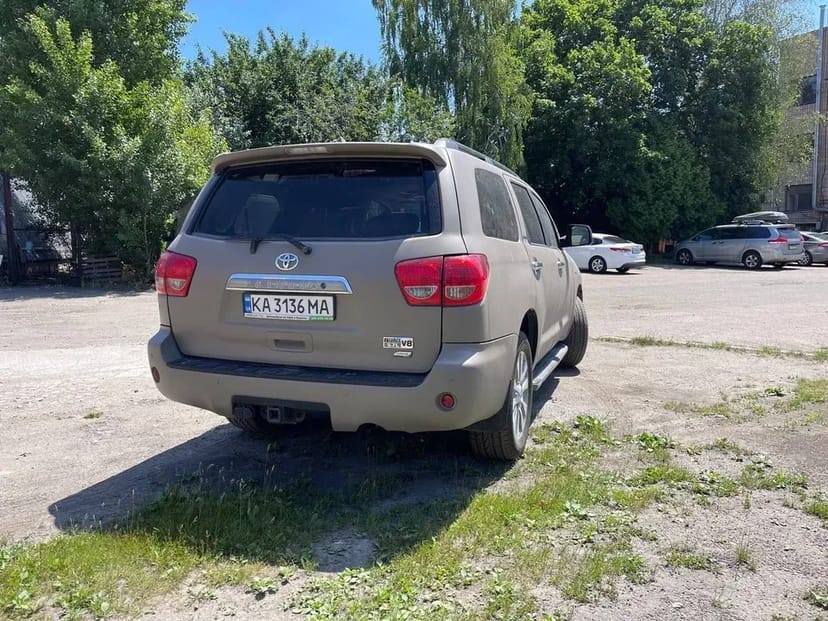 Авто преміум класу, Toyota Sequoia 4WD (газ)