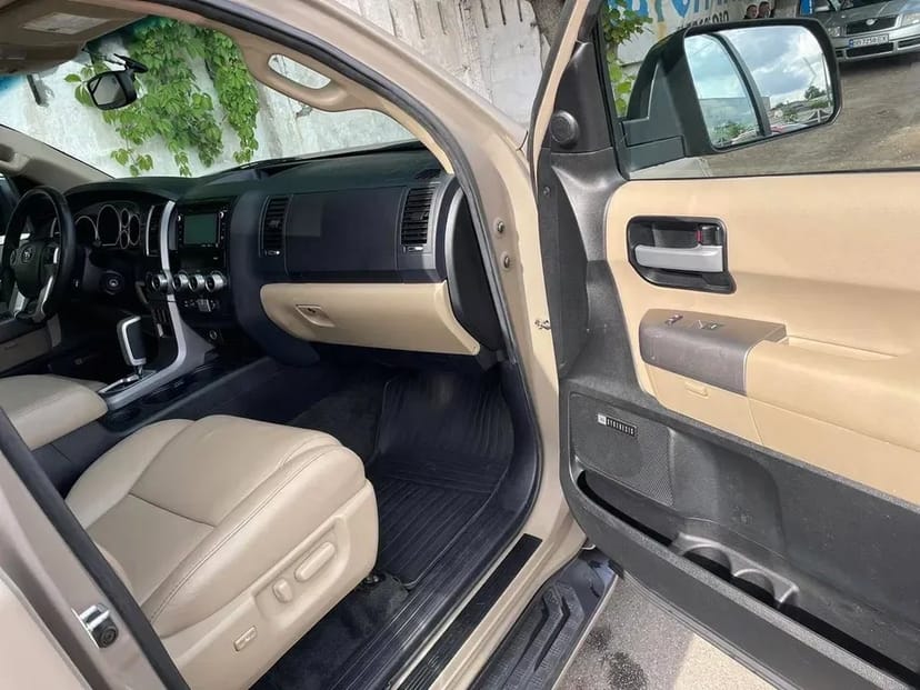 Авто преміум класу, Toyota Sequoia 4WD (газ)