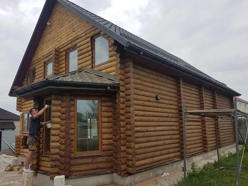 Фарбування зовнішніх стін зрубу