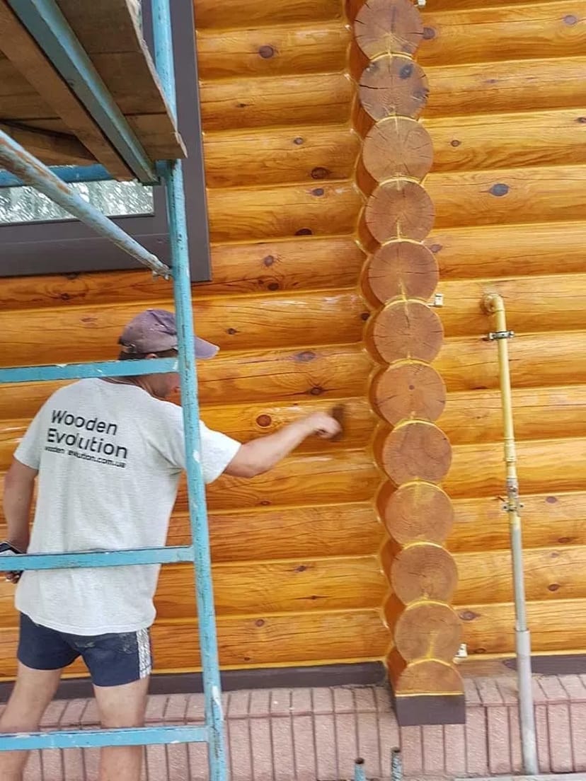 Фарбування зовнішніх стін зрубу
