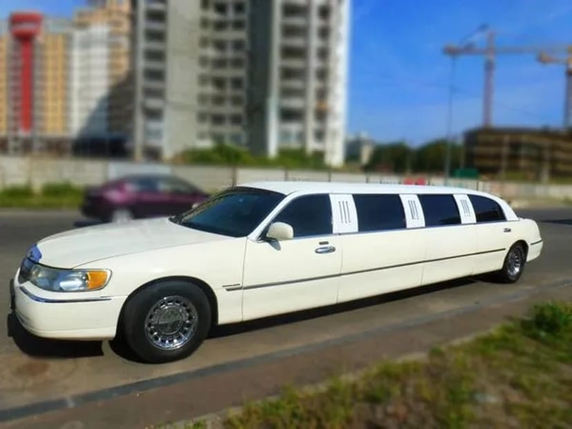 046 Замовити лімузин на весілля Lincoln Town Car 120 ванільний 