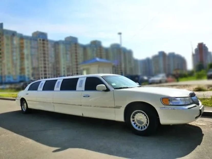046 Замовити лімузин на весілля Lincoln Town Car 120 ванільний 