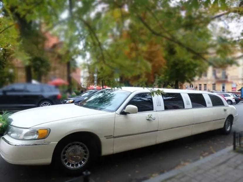 046 Замовити лімузин на весілля Lincoln Town Car 120 ванільний 