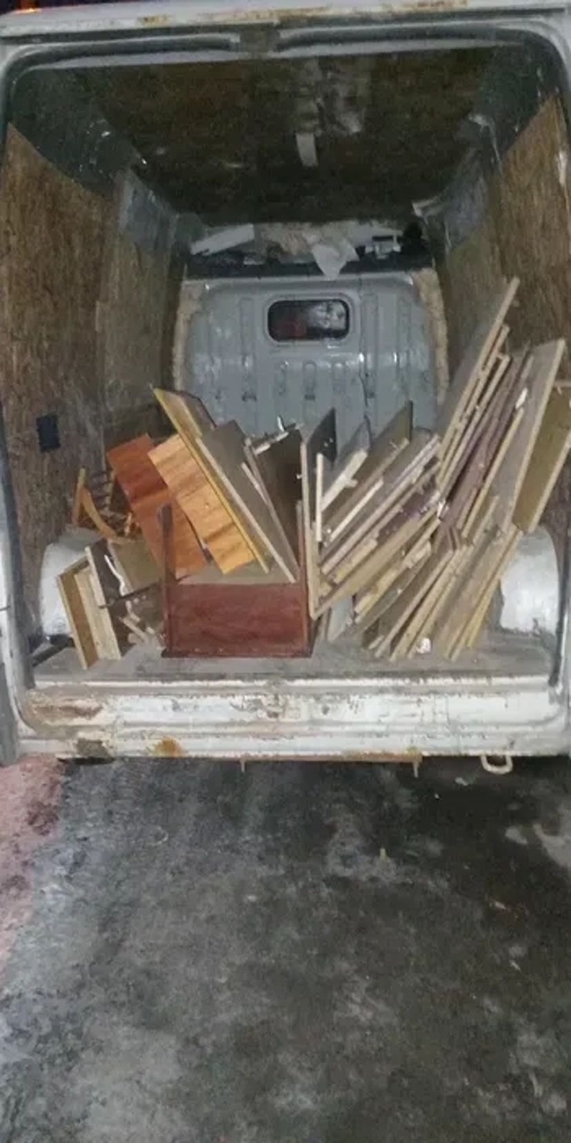 Вантажоперевезення Вантажники Демонтаж Вивезу винесу диван шафу на звалище