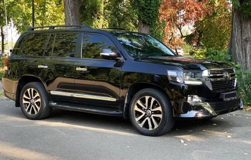 254 Позашляховик Toyota Land Cruiser 200 без водія