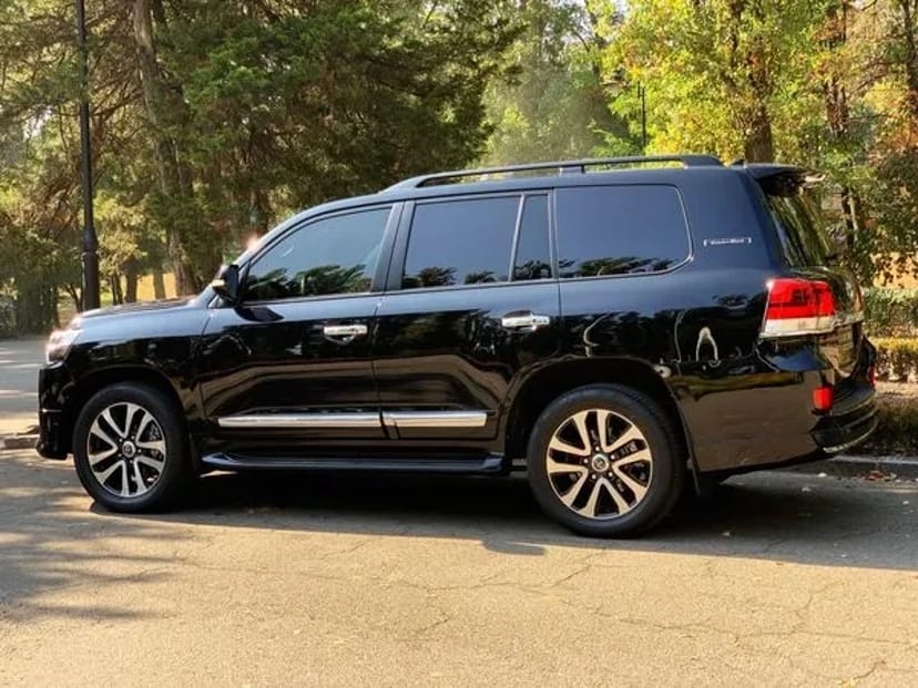 254 Позашляховик Toyota Land Cruiser 200 без водія