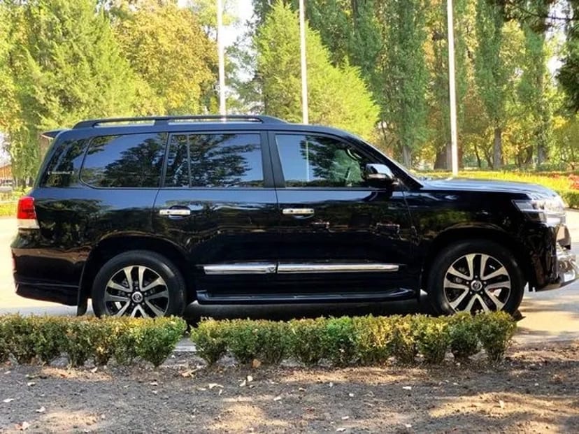 254 Позашляховик Toyota Land Cruiser 200 без водія