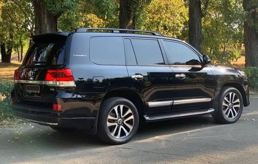 254 Позашляховик Toyota Land Cruiser 200 без водія