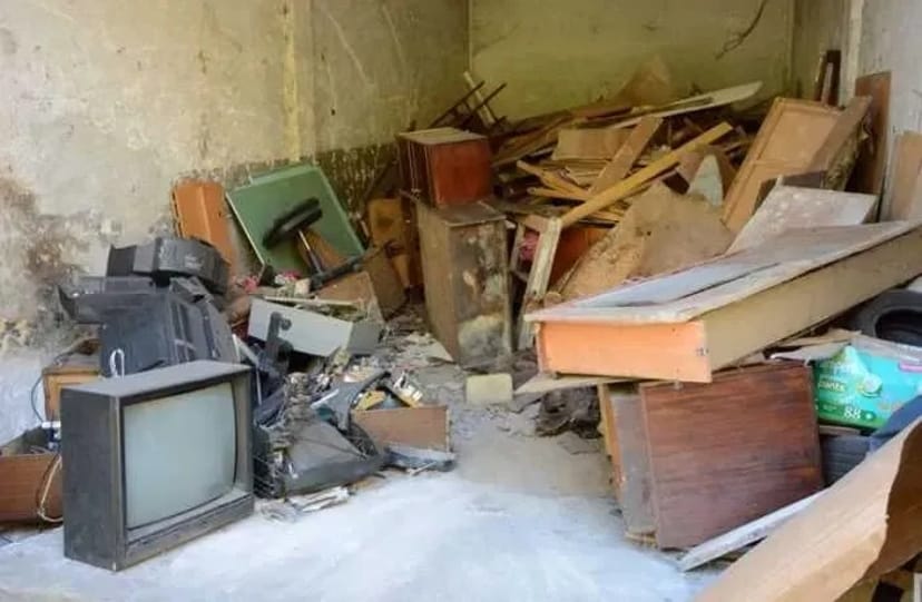 Вивіз старих меблів. Вивезення речей, побутової техніки, речей, книг