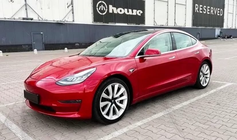 252 Tesla Model 3 75D червона з водієм без водія