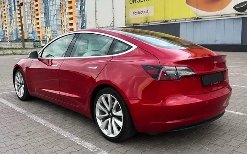 252 Tesla Model 3 75D червона з водієм без водія