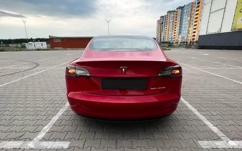 252 Tesla Model 3 75D червона з водієм без водія