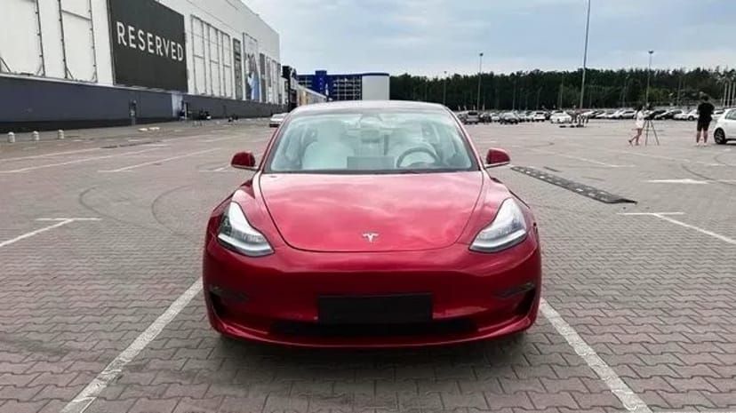 252 Tesla Model 3 75D червона з водієм без водія