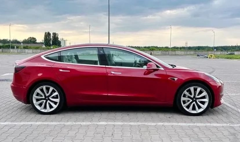 252 Tesla Model 3 75D червона з водієм без водія