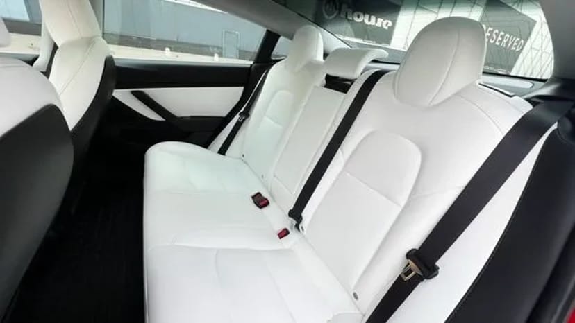 252 Tesla Model 3 75D червона з водієм без водія
