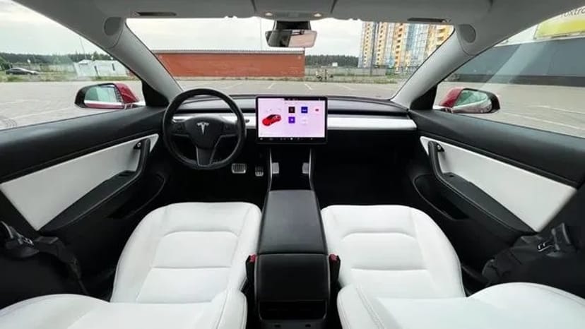 252 Tesla Model 3 75D червона з водієм без водія