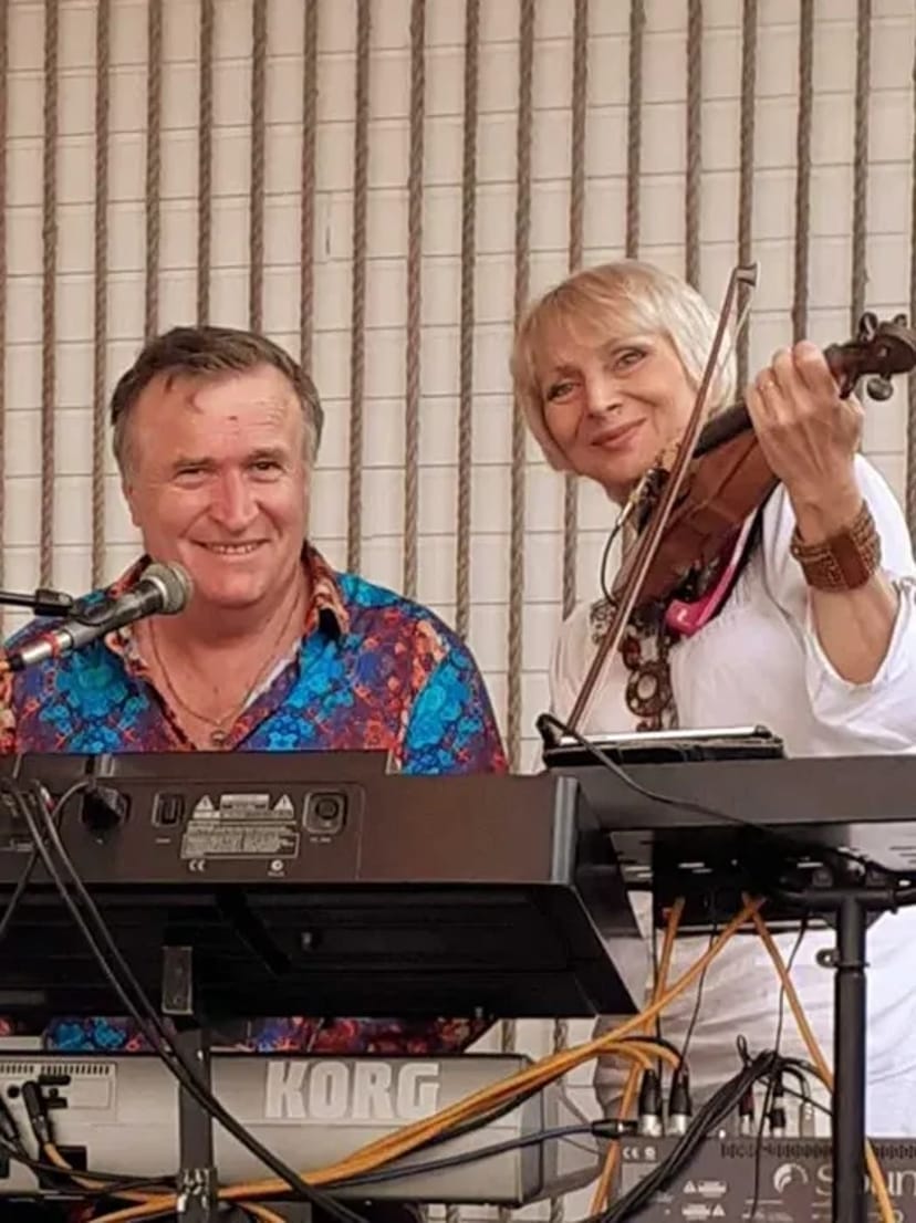 Юбилеи,фуршеты.Действительно живая музыка.Это видно и слышно