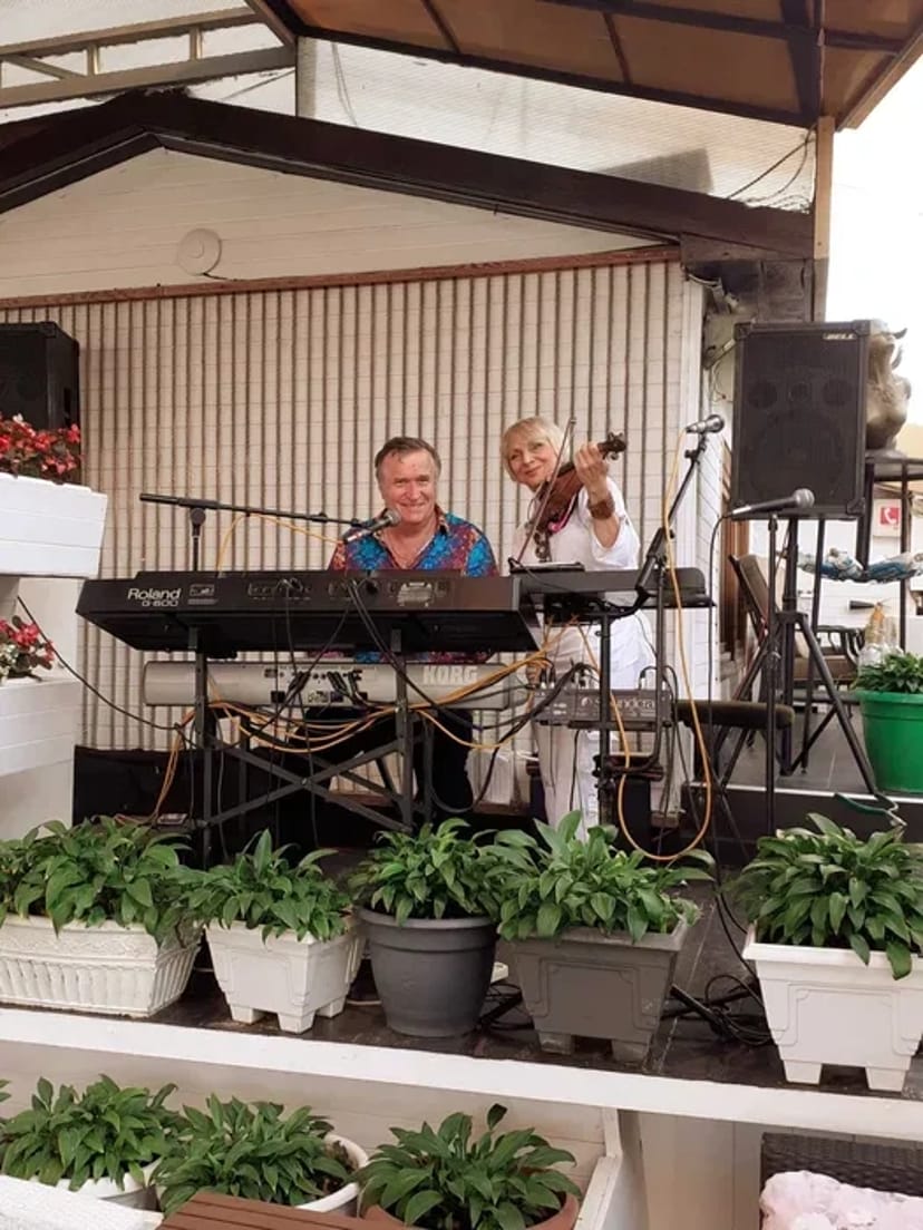 Юбилеи,фуршеты.Действительно живая музыка.Это видно и слышно