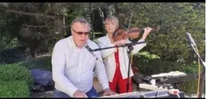 Юбилеи,фуршеты.Действительно живая музыка.Это видно и слышно