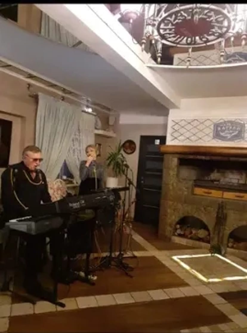 Юбилеи,фуршеты.Действительно живая музыка.Это видно и слышно