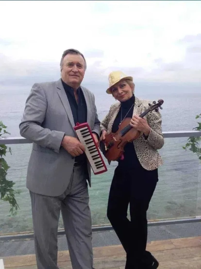 Юбилеи,фуршеты.Действительно живая музыка.Это видно и слышно