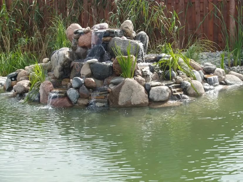 Водоспад заввишки 1,5 метра та завширшки приблизно 2 метри