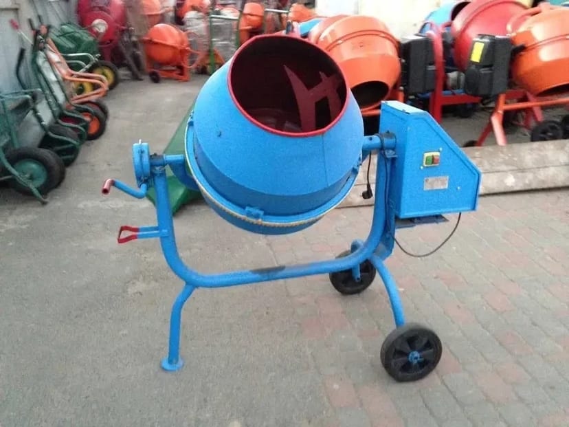 Віброплита, помост, риштування ( ліса), бетонозмішувач