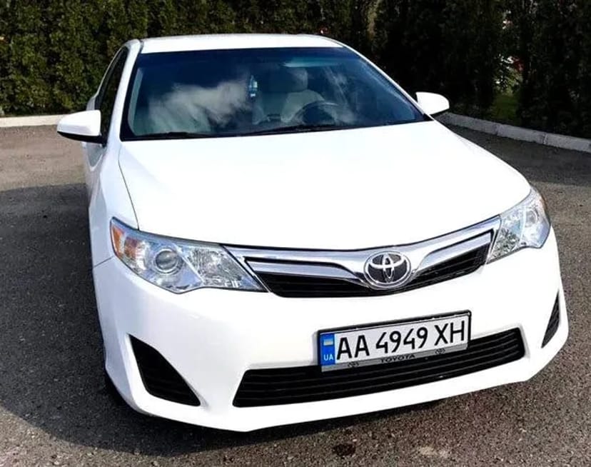 072 Toyota Camry V50 біла авто на весілля