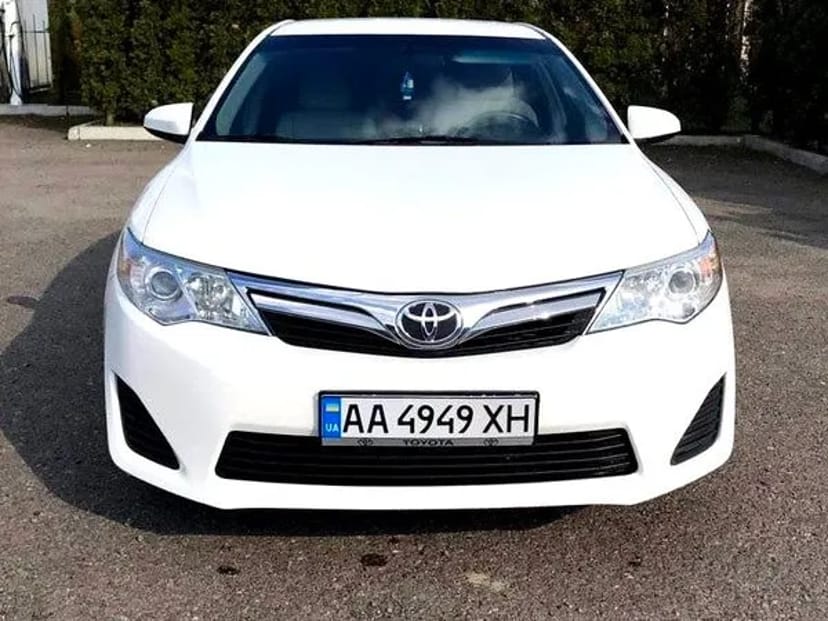 072 Toyota Camry V50 біла авто на весілля