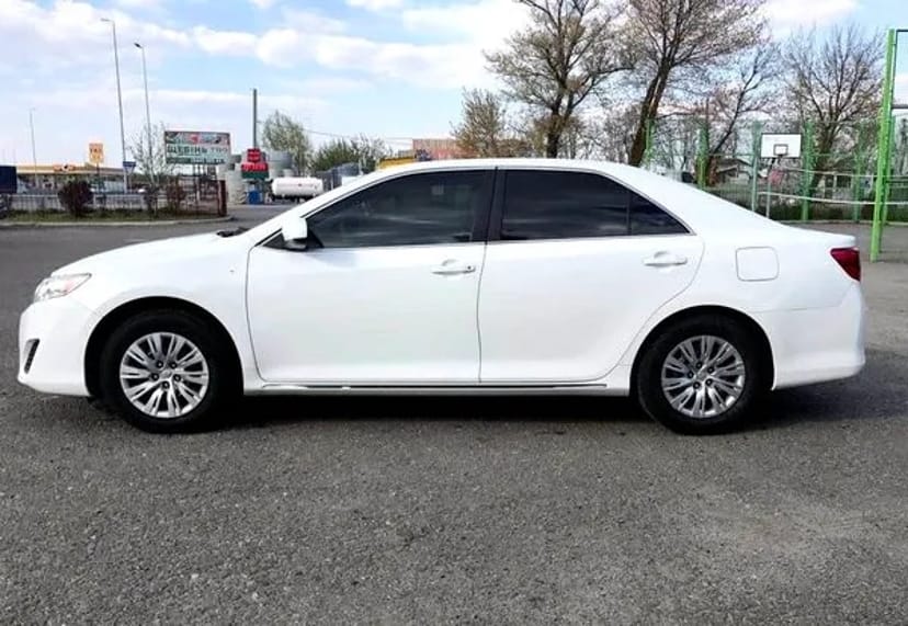 072 Toyota Camry V50 біла авто на весілля