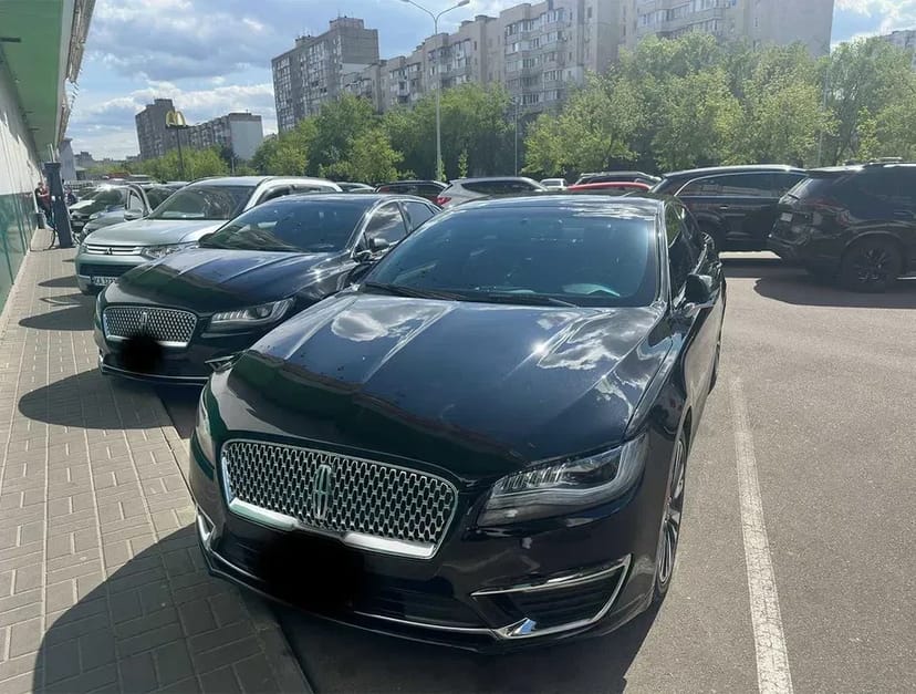 Водитель с автомобилем Lincoln MKZ — Услуги премиум-класса