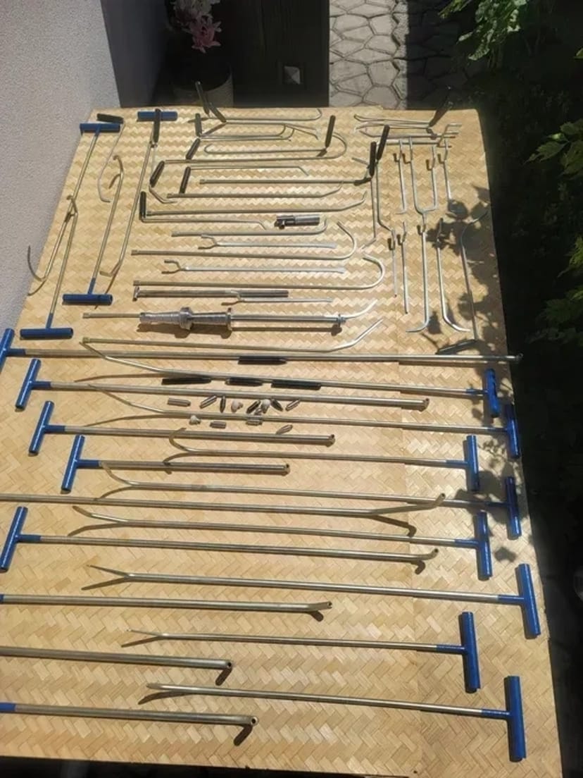 Виробництво та продаж інструменту для видалення вм'ятин без фарбування.