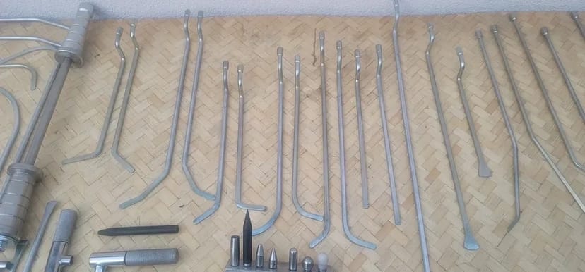 Виробництво та продаж інструменту для видалення вм'ятин без фарбування.