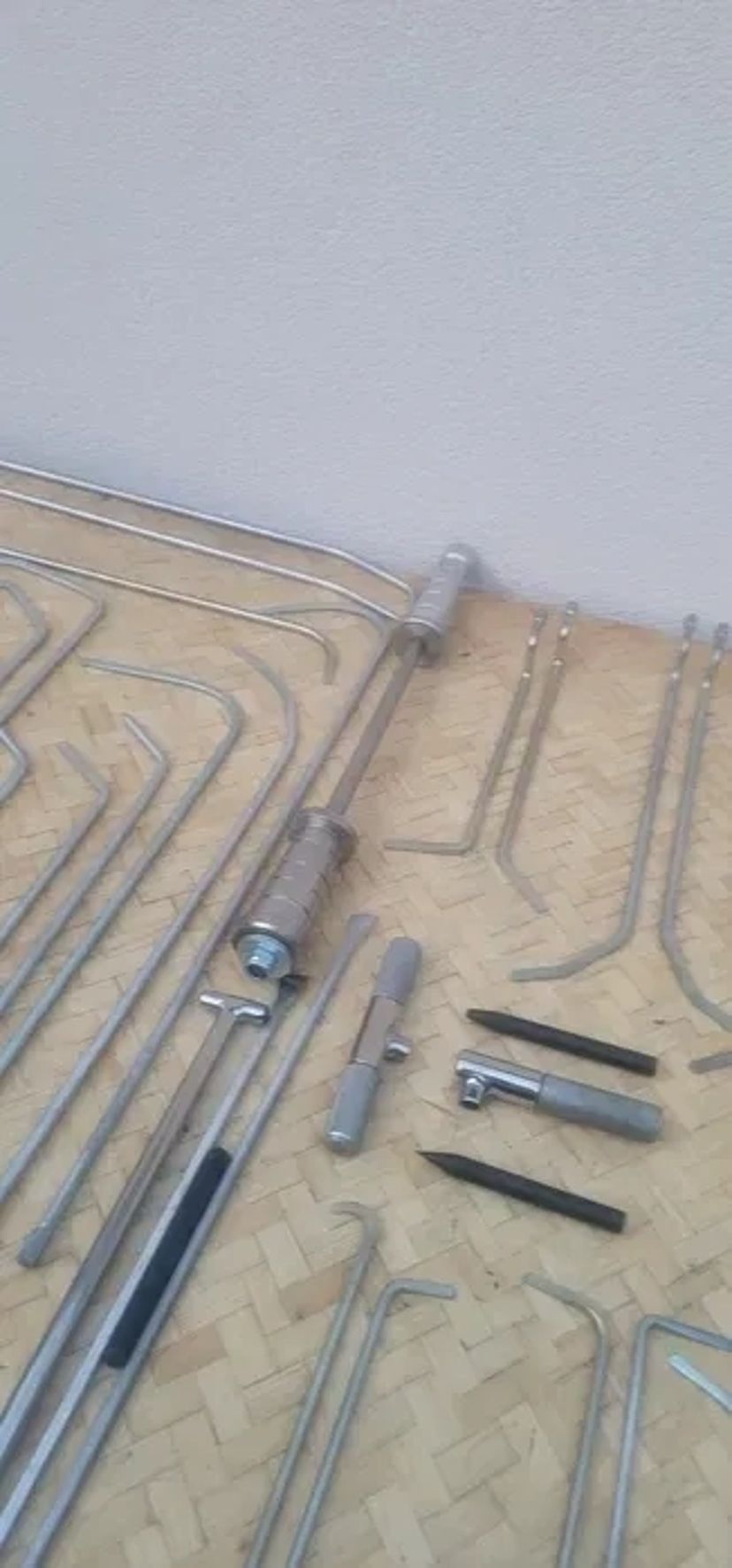 Виробництво та продаж інструменту для видалення вм'ятин без фарбування.