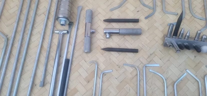 Виробництво та продаж інструменту для видалення вм'ятин без фарбування.