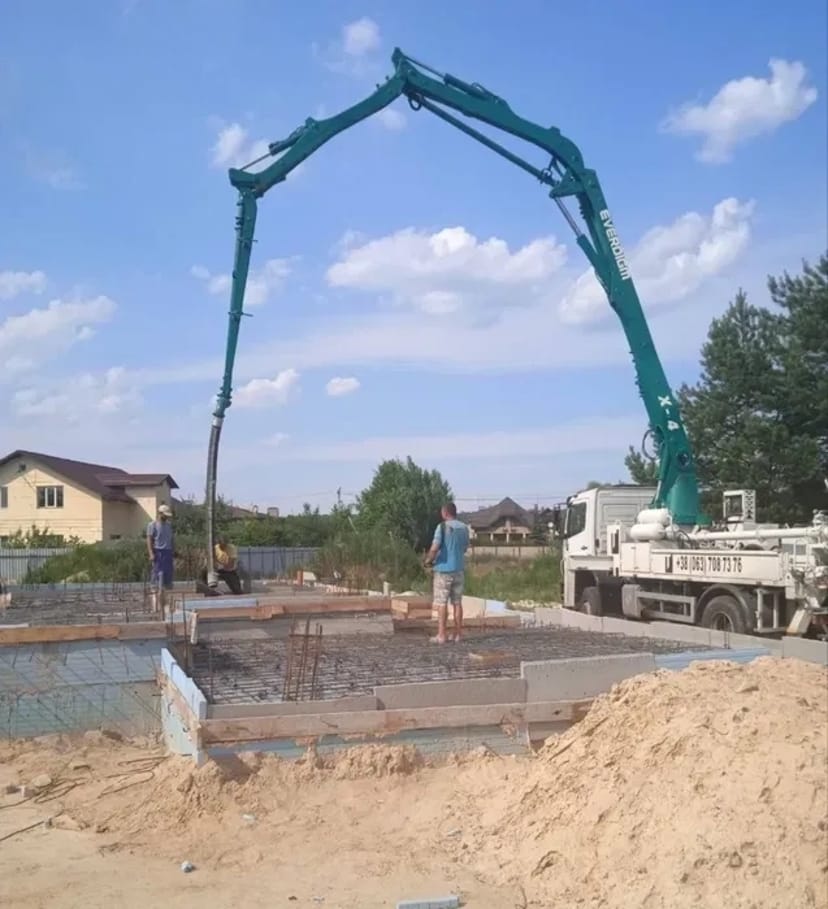 Послуги бетононасосу в Києві. Найкраща ціна на бетон