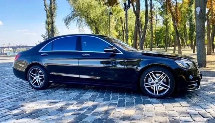 341 Mercedes AMG W222 з водієм у Києві (Restyling) – комфорт