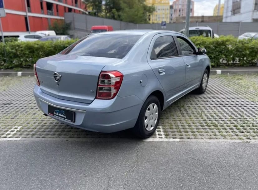 Практичний авто Равон Р4 довгостроково.