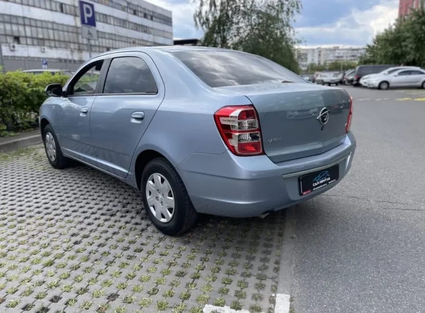 Практичний авто Равон Р4 довгостроково.
