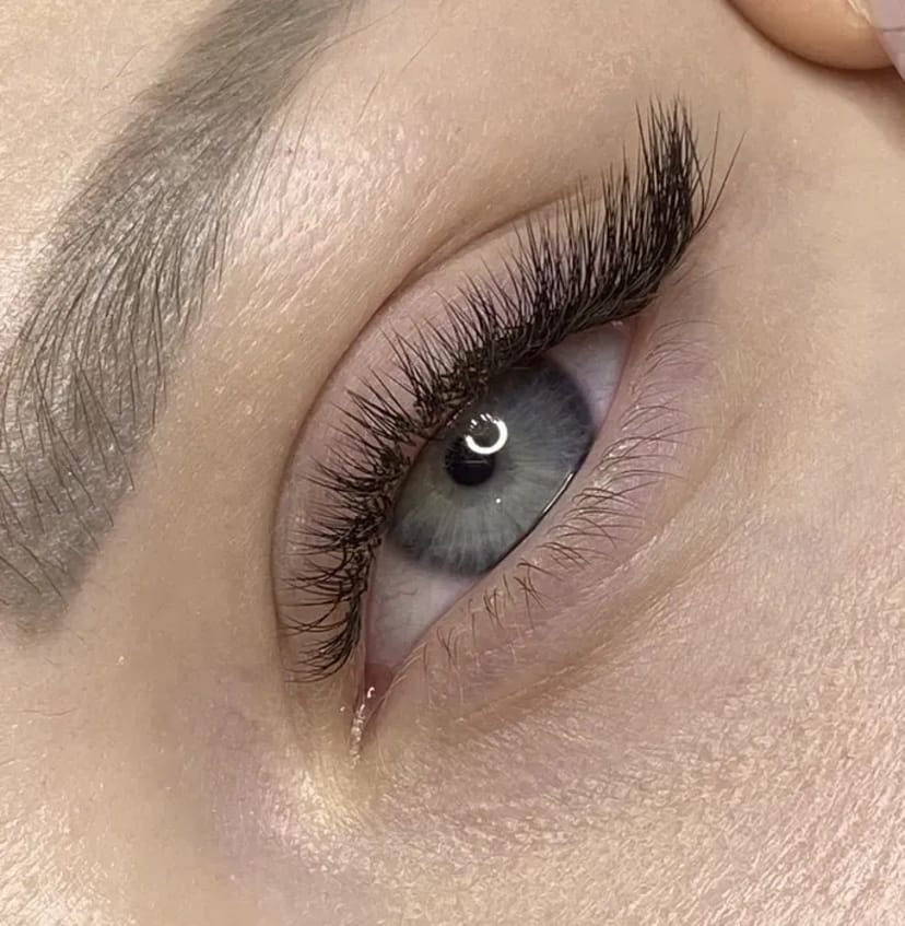 Нарощування та ламінування вій, покраска брів, перманентний макіяж